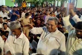 Siddaramaiah danced in Karnataka  Siddaramaiah attended Siddarameshwara Jatra  Siddaramaiah dance to the beats of the folk band  നൃത്തം ചെയ്‌ത് സിദ്ധരാമയ്യ  വീരമക്കള കുനിത ഡാൻസ്  karnataka latest news