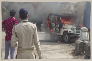 Fire in Vapi: તલવાડા પોલીસ વાહન યાર્ડમાં આગ ભભૂકી ઉઠતા 20 વાહનો આગમાં થયાં સ્વાહા