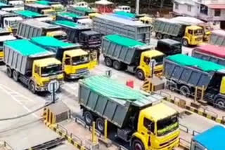 lorry owners protests in Panniyankara toll plaza  Panniyankara toll plaza  lorry owners protest in Panniyankara  പന്നിയങ്കരയില്‍ ടോറസ് ലോറി ഉടമകളുടെ പ്രതിഷേധം  അമിത ടോള്‍ പന്നിയങ്കര ടോള്‍ പ്ലാസയില്‍ എന്ന് ആരോപണം