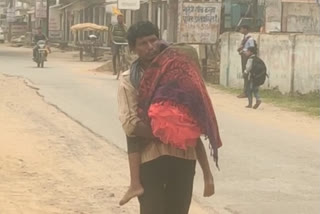 Surguja man carries daughters body on shoulders  Chhattisgarh Health Min TS Singh Deo  man carrying body of his daughter on his shoulders goes viral  Amdala village Ishwar Das  Ishwar Das carries daughter Surekha body  സർഗുജ മകളുടെ മൃതദേഹം ചുമലിലേറ്റി പിതാവ്  ഏഴ് വയസുകാരിയുടെ മൃതദേഹം ചുമലിലേറ്റി പിതാവ്  മകളുടെ മൃതദേഹം ചുമലിലേറ്റി പിതാവ് നടന്നത് 10 കിലോമീറ്ററോളം  ഛത്തീസ്‌ഗഡ് ആരോഗ്യമന്ത്രി ടിഎസ് സിങ് ദിയോ  ലഖൻപൂർ കമ്മ്യൂണിറ്റി ഹെൽത്ത് സെന്‍റർ മരണം  മൃതദേഹം തോളിലേറ്റി പിതാവ് അന്വേഷണത്തിന് ഉത്തരവിട്ടു