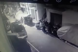 Auto rikshaw stolen at night: scene captured in CCTv