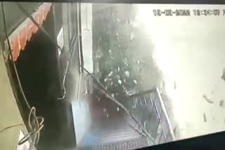 Wall Collapsed in Surat: જરીવાલા કમ્પાઉન્ડમાં અચાનક દિવાલ પડતાં 2 લોકોના મોત, ઘટના CCTVમાં કેદ