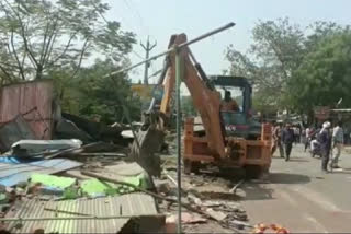 Administration bulldozers on 55 shops in Betul