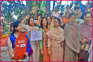 Himachal Mahila Congress against inflation