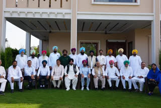 About 20 Punjab Congress MLAs along with Sidhu get into a huddle