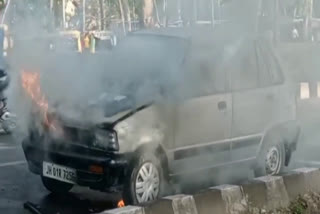 fire breaks out in car in ranchi