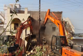 Bulldozers run on illegal constructions