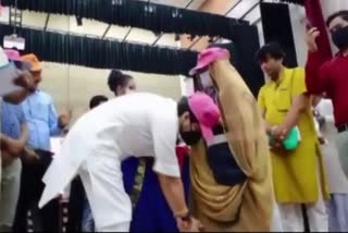 Union Minister Jyotiraditya Scindia touches feet of woman sweeper