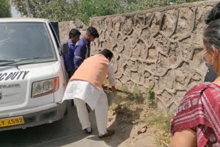 सफाई करते निगम पार्षद