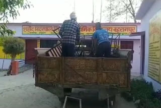 School Furniture Sold In Saharanpur: ہیڈ ماسٹر نے بغیر اجازت اسکول کا فرنیچر فروخت کر دیا