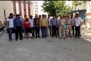 पुलिस की गिरफ्त में आरोपी