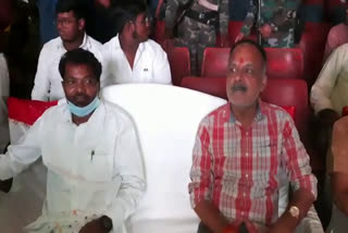 education-minister-jagarnath-mahto-watched-movie-with-teachers-in-bokaro