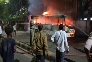 पटना में खड़ी बस में लगी आग