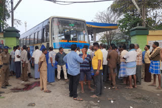 bus service stopped between Tamilnadu and Karnataka impact on national strike transport stopped between Tamilnadu and Karnataka due to all india strike தமிழ்நாடு கர்நாடகா இடையே போக்குவரத்து பாதிப்பு.. பொதுமக்கள் அவதி...