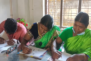 തോട്ടം തൊഴിലാളി സാക്ഷരത പരീക്ഷ  പവനത്തായി സാക്ഷരത പരീക്ഷ  പഠ്‌നാ ലിഖ്‌നാ സാക്ഷരത പദ്ധതി  പാമ്പാടുംപാറ തോട്ടം തൊഴിലാളി സാക്ഷരത പരീക്ഷ  idukki plantation worker attends malayalam literacy exam  malayalam literacy exam idukki