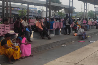 Nationwide protest public waiting for bus பேருந்துக்காக காத்திருக்கும் பொதுமக்கள்