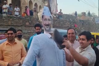 kejriwals-effigy-burnt-for-his-statement-on-kashmir-files