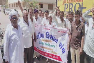 Farmers Protest In Banaskantha: અપૂરતી વીજળીના મુદ્દે ડીસામાં ખેડૂતોના ધરણા, પોલીસે ખેડૂતોની કરી અટકાયત