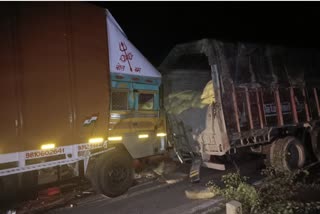 Heavy collision between two trucks