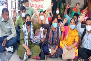 protest-of-outsourced-staff-at-srinagar-joint-hospital