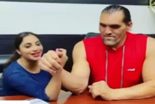 Arshi Khan learns wrestling skills from The Great Khali