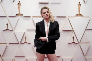 Kristen Stewart arrives at the Oscars 2022