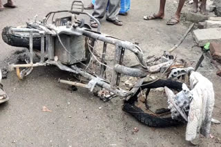 Electric scooter catches fire in Tami Nadu's Thiruvallur