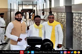 Lucknow latest news  etv bharat up news  कई विपक्षी विधायकों ने ली शपथ  Many opposition MLAs  OP Rajbhar Abdullah Azam took oath  सुहेलदेव भारतीय समाज पार्टी  अध्यक्ष ओमप्रकाश राजभर  मुख्तार अंसारी के बेटे अब्बास अंसारी  सपा विधायक आजम खान  विधायक अब्दुल्ला आजम