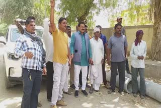 Radhanpur MLA Raghu Desai Demand : વીજ પુરવઠા મુદ્દે ધરવડીમાં ધારાસભ્યએ ખેડૂતો સાથે વિરોધ નોંધાવ્યો