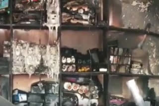 मोबाइल दुकान में लगी भयानक आग