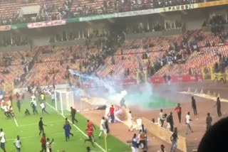 nigeria vs ghana  Nigeria fans tear down dugouts and clash with police  Qatar World Cup  Nigeria fans  Abuja National Stadium  അബൂജ സ്‌റ്റേഡിയം  ഘാന-നൈജീരിയ  നൈജീരിയന്‍ ആരാധകര്‍ ഡഗൗട്ടും പരസ്യ ബോര്‍ഡുകളും തകര്‍ത്തു