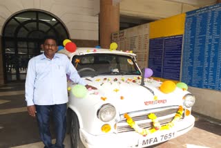 When Ambassador car gets an emotional farewell on retirement  അംബാസഡർ കാറിന് വർണ്ണാഭമായ യാത്രയയപ്പ് നൽകി ഉദ്യോഗസ്ഥർ  അംബാസഡർ കാറിന് വർണ്ണാഭമായ യാത്രയയപ്പ് നൽകി സെൻട്രൽ റെയിൽവേ  Mumbai division of the Central Railways  Ambassador car retired today after 35 years of service  Ambassador car retirement  സെൻട്രൽ റെയിൽവേയുടെ മുംബൈ ഡിവിഷനിൽ അംബാസഡർ കാറിന് യാത്രയയപ്പ്