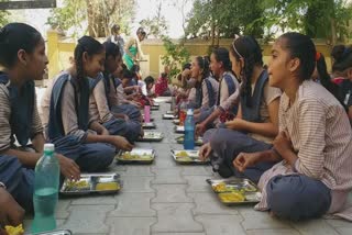 Mid Day Meal In Bhavnagar : 56 શાળાઓમાં કોરોનાકાળમાં કઇ રીતે અને કેટલા રુપિયા ખર્ચાયાં જાણો છો?