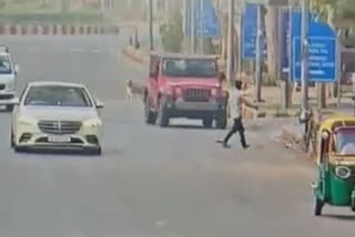 Speeding car crushes man to death in Delhi  Man crushed to death in Janpath area  Jeep mows down man in New Delhi  Parliament Street police station in Delhi  Ram Manohar Lohia hospital in Delhi  ನವದೆಹಲಿಯಲ್ಲಿ ಪಾದಚಾರಿ ಮೇಲೆ ಕಾರು ಹಾಯಿಸಿದ ಯುವಕ  ವ್ಯಕ್ತಿ ಸಾವಿಗೆ ಕಾರಣವಾದ ಆರೋಪಿಯನ್ನು ಸೆರೆ ಹಿಡಿದ ದೆಹಲಿ ಪೊಲೀಸರು  ನವದೆಹಲಿಯಲ್ಲಿ ಹಿಟ್​ ಆ್ಯಂಡ್​ ರನ್​ ಪ್ರಕರಣ ದಾಖಲು  ನವದೆಹಲಿ ಅಪರಾಧ ಸುದ್ದಿ