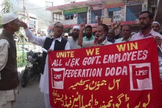 Low Paid Employees Federation Protest in Doda: ڈوڈہ میں لوپیڈ ایمپلائز فیڈریشن کا احتجاج