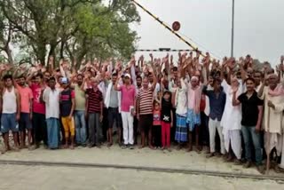 Villagers Protest against closing of railway crossing in Saran