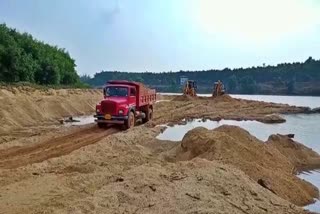illegal-sand-mining-under-the-protection-police-in-shivamogga