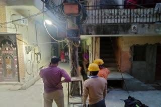 Pole caught fire due to overloading of mobile tower in Sangam Vihar cable ordered from common consumer