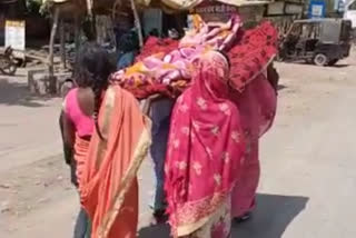 When four daughters gave shoulders to their mother's dead body in Madhya Pradesh  When four daughters in Madhya Pradesh had to carry their sick mom on their head  Tragic story in Rewa where a sick lady died after ambulance did not arrive on time  தாயை தூக்கிச்சென்ற மகள்கள்  தாயை தோலில் சுமந்தே மருத்துவமனைக்கு சென்ற மகள்கள்  மத்தியப்பிரதேசத்தில் தாயை தோலில் சுமந்தே மருத்துவமனைக்கு சென்ற மகள்கள்  தாயை தோலில் சுமந்து சென்ற மகள்கள்