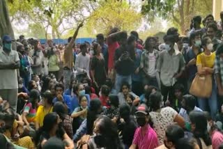 Students protest demanding action against professor who misbehaved with college studentmcc  students protest demanding action against professor who tried mislead student பேராசிரியர் மீது  கல்லூரி நிர்வாகம் நடவடிக்கை எடுக்கக்கோரி மாணவர்கள் போராட்டம்