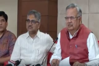 Raman Singh surrounded CM Baghel