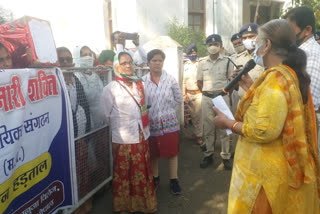 Anganwadi workers sing song for CM Shivraj