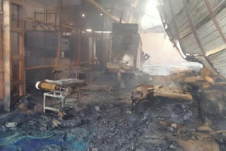 Fire Broke Out In Cooler Factory: آتشزدگی کے واقعے میں چار لڑکی جھلسی، لاکھوں کا سامان خاکستر