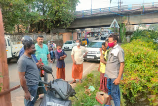 Embarrassed moment youths in front of police  ഇവിടിരുന്നു കള്ളുകുടിച്ചാൽ പൊലീസ് വരുമോ  മീനച്ചിലാർ കടവിൽ മഫ്തിയിൽ പൊലീസ്