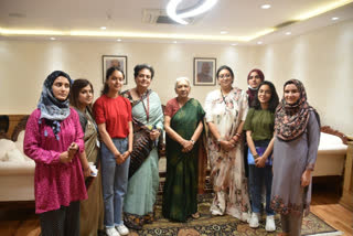 Six Kashmiri girl students joyous to visit Parliament, meet political bigwigs  NCW chief took them to Parliament and meet ministers  NCW chief also took them to various organisations  Girl students claim to have learnt useful information  പാർലമെന്‍റ് സന്ദർശനം കശ്‌മീരി വിദ്യാർഥിനികൾ  ദേശീയ വനിത കമ്മിഷൻ