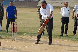 Health Minister Banna Gupta played cricket in Jamshedpur