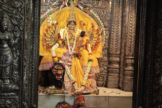नवरात्रि पर मां के दर्शन करने छतरपुर मंदिर पहुंचे श्रद्धालु