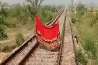 woman-raises-red-saree-flag-to-avert-rail-accident-in-uttar-pradesh