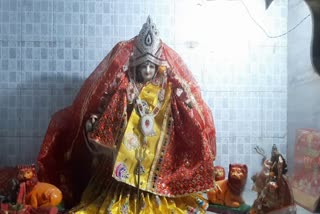 भिवानी के मन्दिरों व घरों में आज से हुई माता शैल पूत्री की पूजा अर्चना, पुजारियों ने मन्दिरों के द्वारा पर  जलाई अखण्ड ज्योत