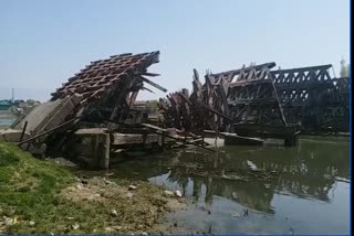 wooden-logs-of-old-timber-bridge-in-sopore-in-dilapidated-conditions-locals-want-govt-intervention